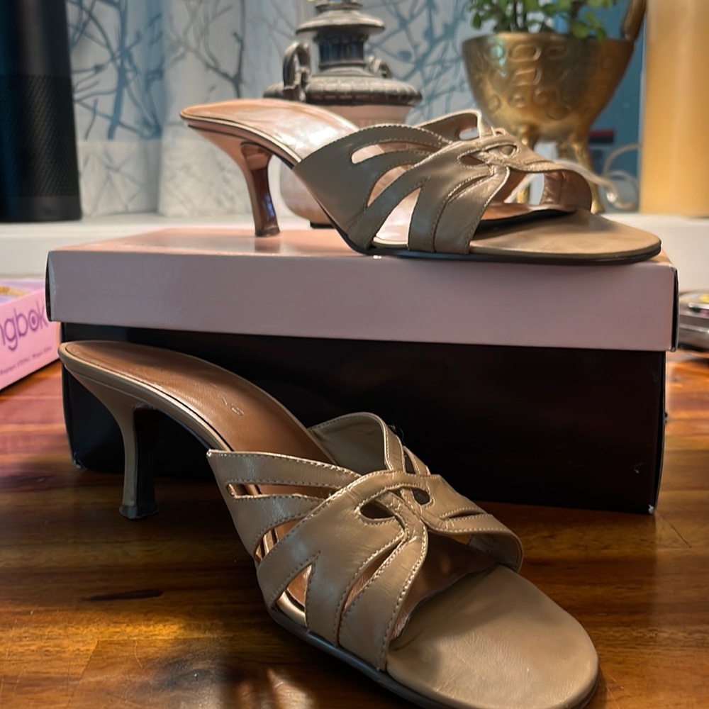 Bandolino Heeled Nude slides, size 10